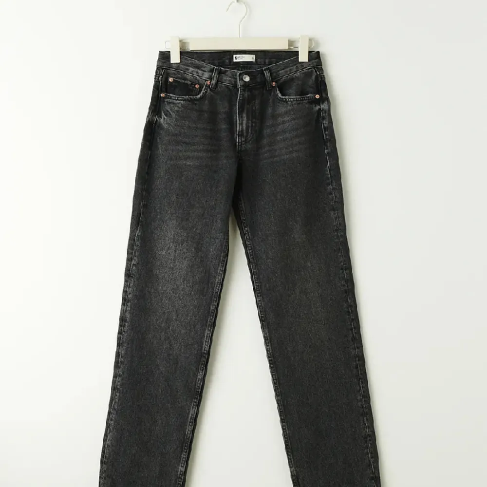 lågmidjade svarta raka jeans från Gina tricot, storlek 36 men lite små i storleken så passar även för dig som har storlek 34. Superbra skick, använda kanske 10 gånger. Nypris 500 kr ⭐️. Jeans & Byxor.