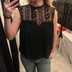 Spets blus  - Jätte fin svart spets blus till fest eller vardag💞 Säljer då den är lite förliten på mig