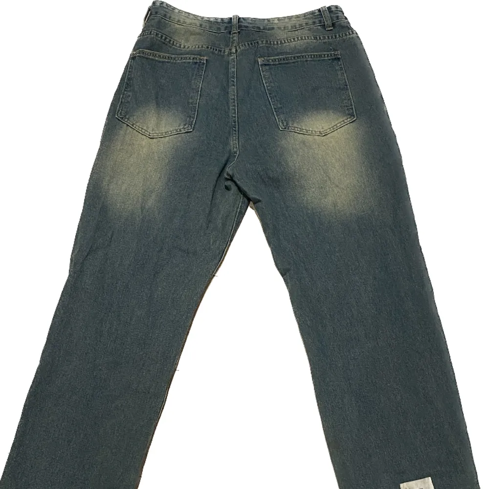 Faded washed jeans mkt lika de kända jaded london jeansen. Baggy fit, knappt använda i mkt gott skick. Passar som 32/32. Farkut & Housut.