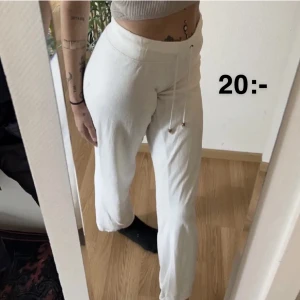 Byxor - Vita velourbyxor från Gina Tricot i storlek M