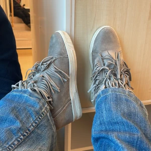 Skit snygga skor med fransar  - Jätte fina skor i bra skick