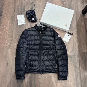 Moncler Acorus  - Moncler Acorus i utmärkt skick, 8/10. All og med box, dustbags, tags och return label. Storlek 3 motsvarar M, nypris 12.000kr mitt pris 4000kr men tar emot rimliga bud! Tveka inte på att höra av er vid frågor eller funderingar, över 50 refs finns! 