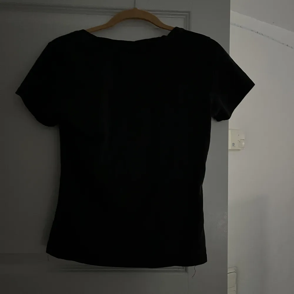 Jätte fin svart t-shirt med text på  Är i nyskick och inga defekter  Pris kan diskuteras  Strechigt tyg vilket gör att tröjan passar storlekar från s-m. T-shirts.