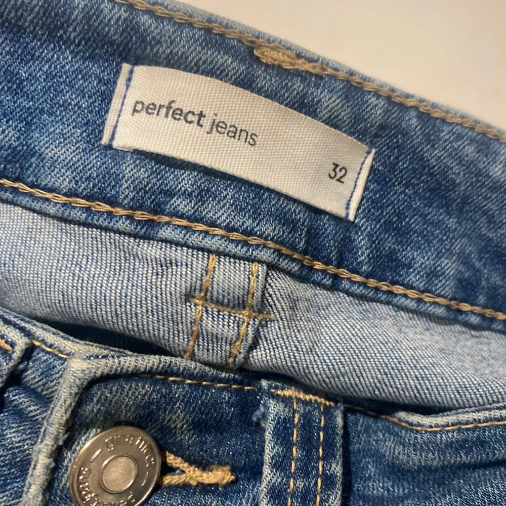 jättepopulära och fina jeans från Gina tricot i bra skick och storlek 32🪩💙 Jeansen har använd relativt mycket och är därför lite slitna på vissa ställen. Skriv gärna vid intresse av mer info eller fler bilder🪩 . Jeans & Byxor.