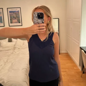 Marinblå topp - Marinblå topp från Massimo Dutti. Hel och fin