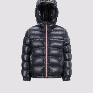 Moncler New Aubert Jacka Navy - Säljer min moncler jacka då den inte längre kommer till användning. Jackan är i väldigt bra skick:) Äkta såklart! Original pris cirka 7000kr, säljer för 2000 men pris kan diskuteras.