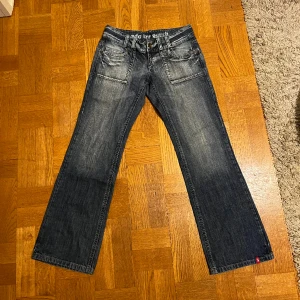 Lågmidjade jeans - Asballa lågmidjade jeans från märket EDC by Esprit, jättefint skick! Storlek 40/lång modell!! Midjemått: 80 cm Innerbenslängd: 83 cm