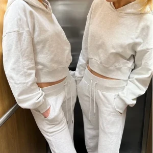 Alobha label mjukis byxor  - Säljer dessa sjukt snygga mjukis byxorna från Alobha label som inte går att köpa längre då det inte kommer till användning. Inga defekter. Lite stora i storlek. Köpta för 799kr säljs för 500+frakt. 