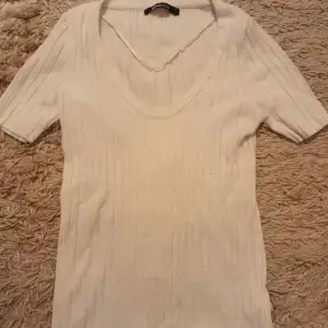 Säljer denna vita V-ringade t-shirten ifrån Gina Tricot. Köparen står för frakten! 