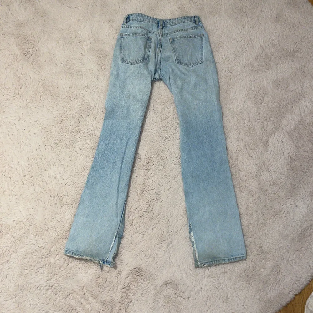 Ljus blå low waist boocut jeans i bra skick från zara i storlek 34. Jeans & Byxor.