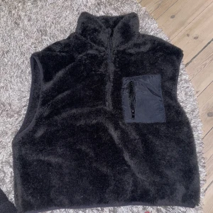 Teddy väst - En super söt och mysig ”väst” från hm i Teddy material. I storlek M. Har xs och passar mig fint lite oversized. 