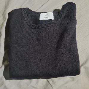 Bläck stickad tröja - Säljer denna svarta stickade tröja från bläck. 10/10 skick Nypris 600kr 100% bomull Hör av er om ni har funderingar