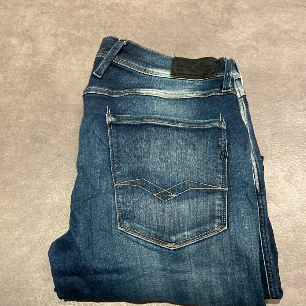 Säljer dessa reaplay jeans då de ej används. Bara andnöds ett fåtal gånger. Har en väldigt liten skada på vänster knä som man ser på sista bilden, men inget som märks. . Jeans & Byxor.