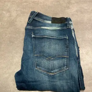 Säljer dessa reaplay jeans då de ej används. Bara andnöds ett fåtal gånger. Har en väldigt liten skada på vänster knä som man ser på sista bilden, men inget som märks. 