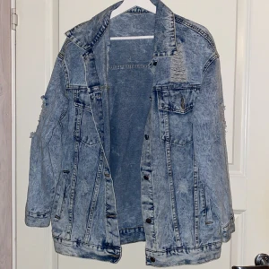 Oversized jeans jacka  - Jätte fin oversized jeans jacka som är perfekt nu våren är påväg. 