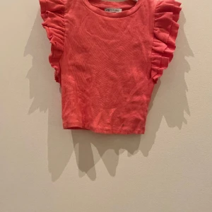 Rosa tröja med volanger - Sjukt fin tröja i ribbat tyg! Om ni hr några funderingar är det bara att skriva till mig!