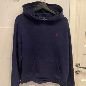 Mörkblå Ralph Lauren hoodie. Har storleken ”XL/TG 18-20” men passar bra på mig som brukar ha S/M! 