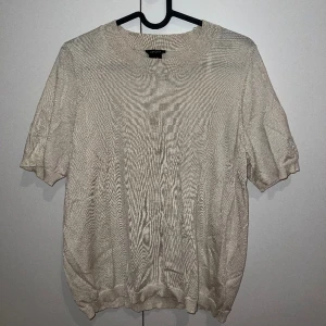 Stickad t-shirt - Stickad tshirt från Lindex. Storlek M. Använd ett fåtal gånger, skrynklig pga att den har legat i garderoben länge.  Ordinarie pris: 400kr  Nypris: 200kr, diskuterbart. 