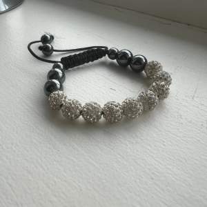 Säljer ett armband med silvriga pärlor i fint skick :)