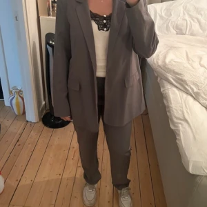Kostymset - Ifrån veromoda, knappt använt så fint skick! Byxorna är storlek 34 längd 23! Kavajen är storlek 40🫶🏼