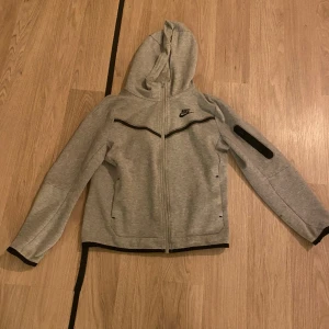Nike tech fleece grå - Helt ny grå Nike tech! Äkta och bra kvalite samt inga fläckar👍🏻👍🏻frakt får köparen betala😃