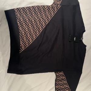 Fendi tröja  - Säljer en snygg Fendi tröja inte min säljer den åt min kille pågrund av att den var för liten, storlek xl passar som en M-L🤩 