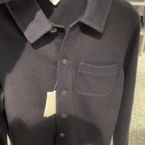 Overshirt - Tja säljer min helt nya overshirt i trikålull från arket köpt den 25 december för 1690 men då jag inte gilla den så säljer jag den istället alla tags och allt sitter kvar har köp bevis och allt bara att höra av dig vid intresse eller funderingar.