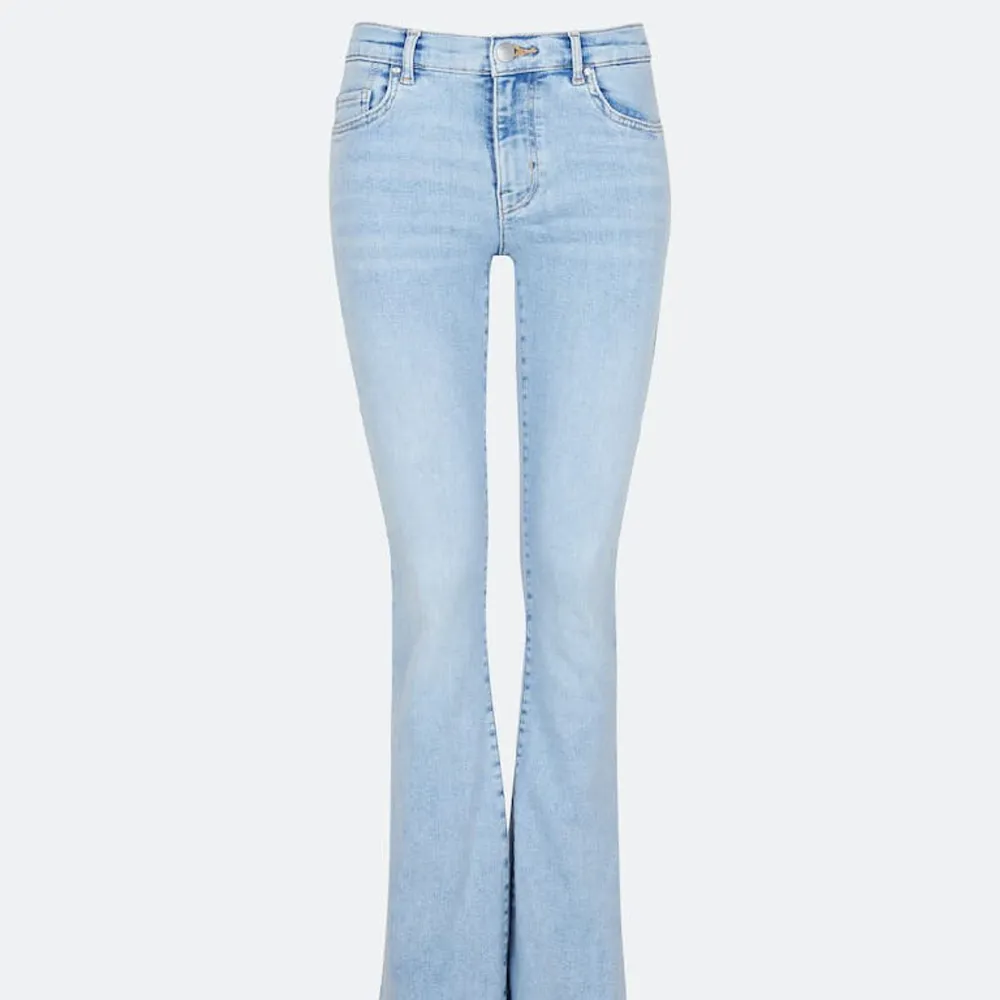 Jätte fina ljusblå low flare jeans från bikbok i strl, Waist S Length 31. Har knappt använt så i fint skick 👌🏼. Säljer eftersom att dem tyvärr för korta för mig. Nypris 599 kr.. Jeans & Byxor.