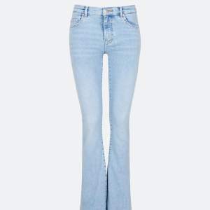 Jätte fina ljusblå low flare jeans från bikbok i strl, Waist S Length 31. Har knappt använt så i fint skick 👌🏼. Säljer eftersom att dem tyvärr för korta för mig. Nypris 599 kr.