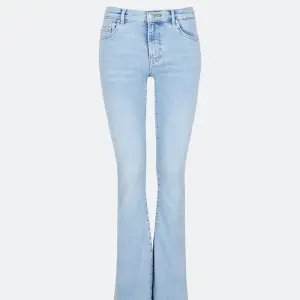 Jätte fina ljusblå low flare jeans från bikbok i strl, Waist S Length 31. Har knappt använt så i fint skick 👌🏼. Säljer eftersom att dem tyvärr för korta för mig. Nypris 599 kr.