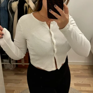 Croppad kofta - Croppad kofta från Zara. Storlek M. Använd en gång 