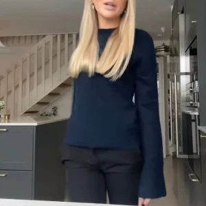 Mörk blå stickat tröja - Mörk blå stickad tröja ifrån Hm slut såld och eftertraktad. Använd fåtal gånger💗 Första bilden är lånad! ⭐️