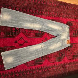 Ljusblåa lågmidjade bootcut jeans, midja tvärs över 34cm, innerbennslängden 80cm💕