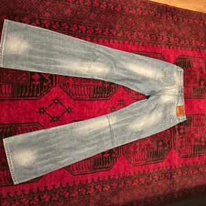 Lågmidjade jeans - Ljusblåa lågmidjade bootcut jeans, midja tvärs över 34cm, innerbennslängden 80cm💕