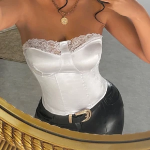 Bandeau top - Säljer denna snygga fest bandeaun! Den är i silkesmaterial så lite silvrigt vit ungefär. Jättesnygg men tyvärr lite stor för mig, kom privat för egna bilder💓
