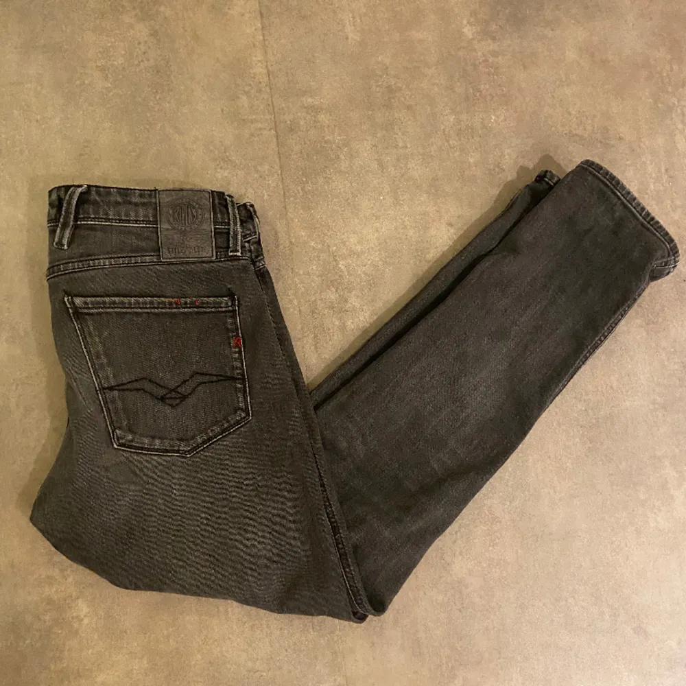 Riktigt feta Replay Anbass jeans i färgen grå, storlek 32/32 men sitter mindre. Väldigt fint skick. Hör av dig vid funderingar🙌. Jeans & Byxor.