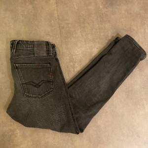 Riktigt feta Replay Anbass jeans i färgen grå, storlek 32/32 men sitter mindre. Väldigt fint skick. Hör av dig vid funderingar🙌