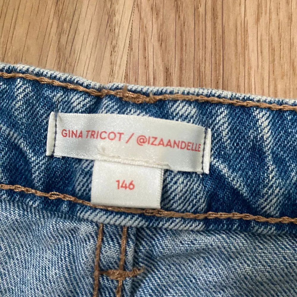 Säljer dessa jeans shorts från Gina tricot. Säljer för  60+frakt. De är midwaist och är i storlek 146. Det är bara att höra av dig om fler bilder💗. Shorts.