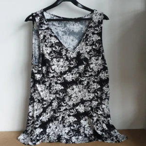 Blus/Topp Storlek XL - Blus/Topp Storlek XL mått armhåla till armhåla 52 cm, Använd i bra skick matrial 95% Viscos 5 % Elastan