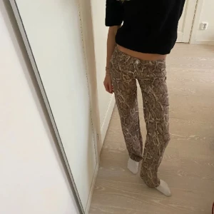 Ormskinnsmönstrade jeans - Så sjukt coola och helt slutsålda jeans från h&m i modellen ”wide low waist” 💕 de är helt oanvända med prislapp kvar🥰 storlek 32 men passar mig som normalt har 36 i jeans och byxor, midjemått 36 rakt över och innerbenslängd 82 (jag är 175)
