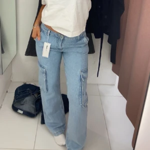 Cargo jeans - Skir snygga ljusblå cargo jeans. De är aldrig använda. De är medelhög/låg midja. Skriv för fler bilder💕💕💕