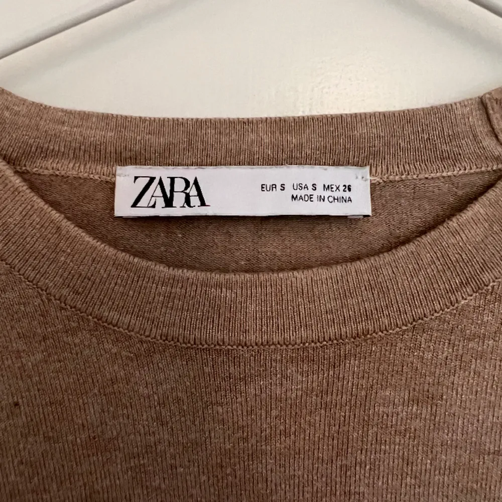 Jättefin, varm stickad tröja från Zara. Guldiga detaljer vid ärmarna. Stickat.