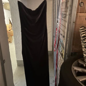 Lång kläning  - Lång klänning som sitter Thight ner t knäna o sen löst 