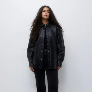 Skinnskjorta - Skinnskjorta/skinnjacka från pull and bear i stolek s. Använd endast ett fåtal gånger. Modellen har på sig s. Nypris 399kr 💞💕