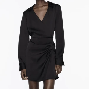 Satin klänning - Säljer denna jättefina satinklänninen från zara storlek m! Endast använd på nyår! Nypris 399kr säljer för 200☺️