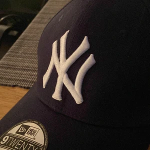 Mörkblå new era keps - Går att justera storleken själv. Knappt använd. Vill få bort den bara