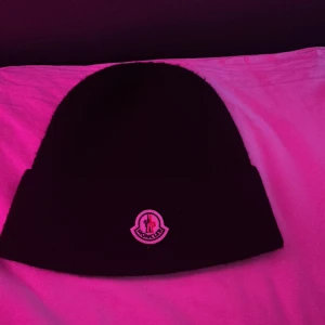 Moncler mössa - Säljer nu min moncler mössa då jag fick den i julklapp men den kommer inte till användning, den är i nyskick då den bara är använd 4-5 gånger. 