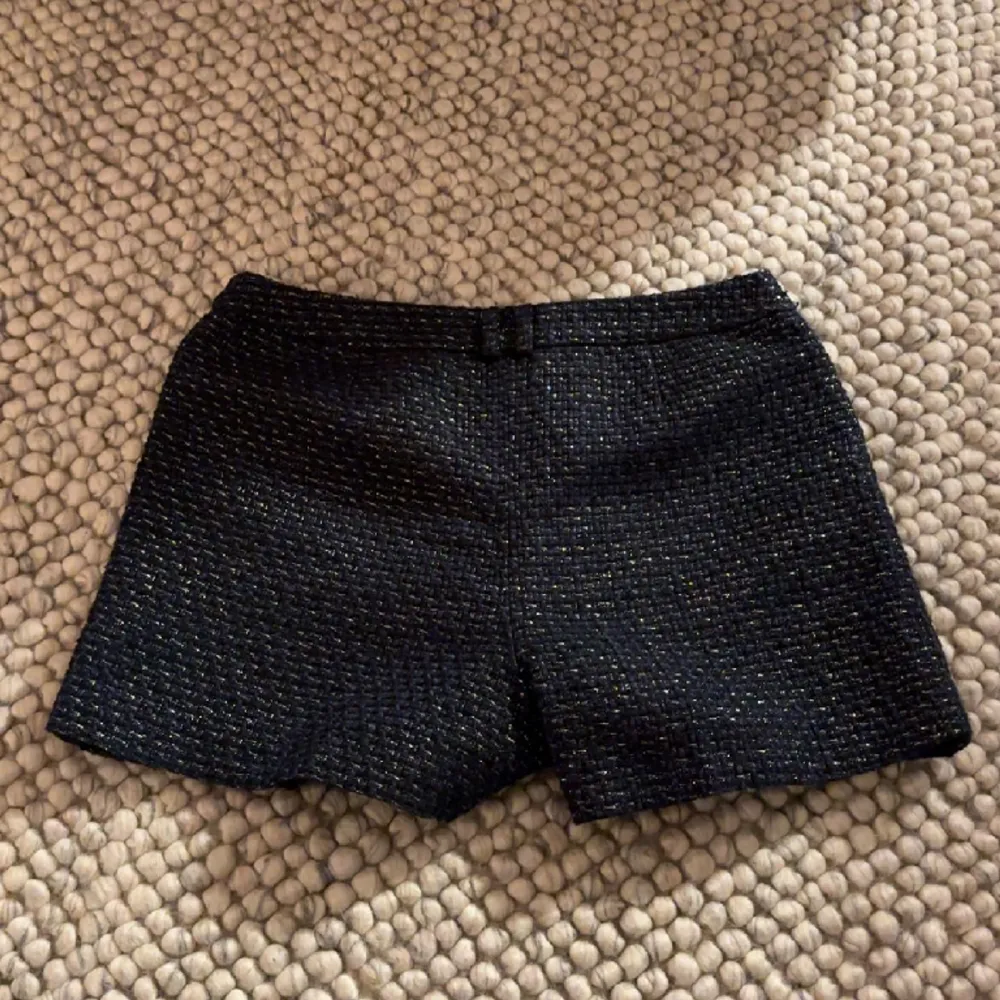 Så snygga glittriga shorts i tweedmaterial. Det står strl 38 men skulle säga att de är en 36-38. Har ej bilder på då de är för stora men, skriv gärna vid frågor💕. Shorts.