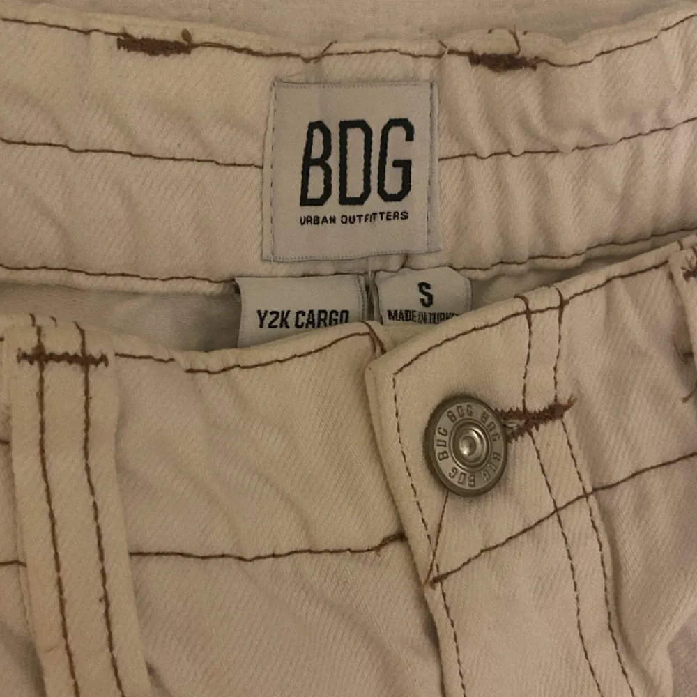 lågmidjade/midwaist coola cargo jeans, säljer då det inte längre är min stil. Liten diskret röd missfärgning på två ställen. Syns inte alls mycket!💞 diskuterbart pris. Jeans & Byxor.