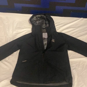 Haglöfs  - Jag säljer en höglöfs jacka. Köpte dem för 1500kr. Har haft den i 7,5 månader.